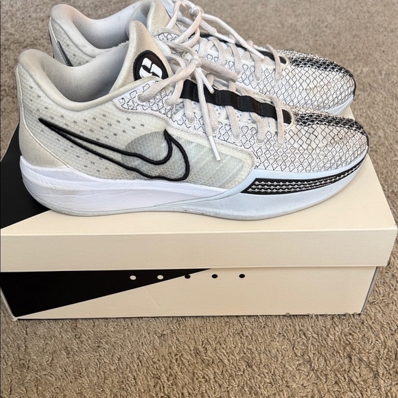 Nike Kyrie Low 5 White and Black Sneakers - Picture 6 of 6